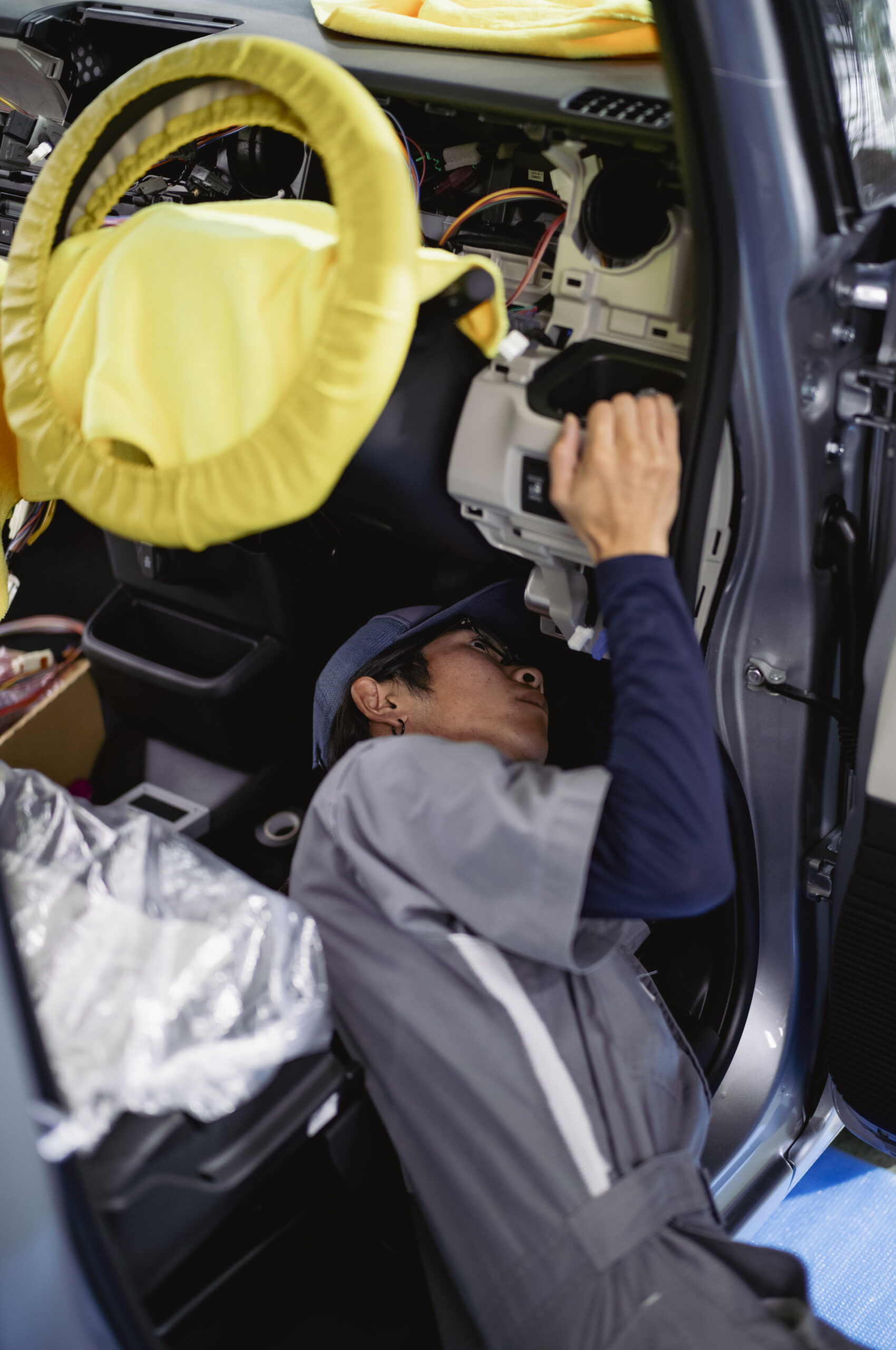 納車前に用品を取り付ける作業