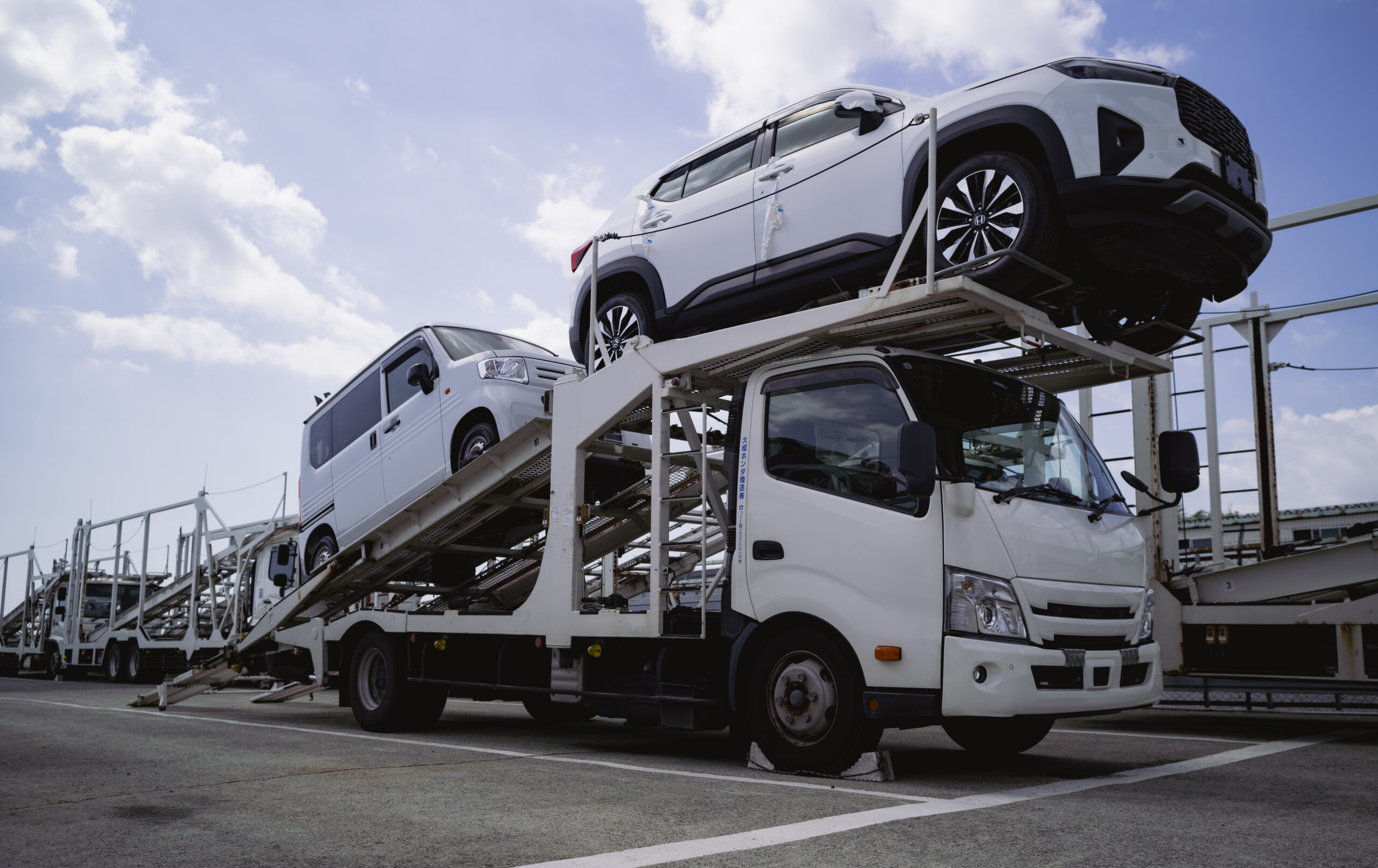 新車を積載車で販売店へ配送する様子