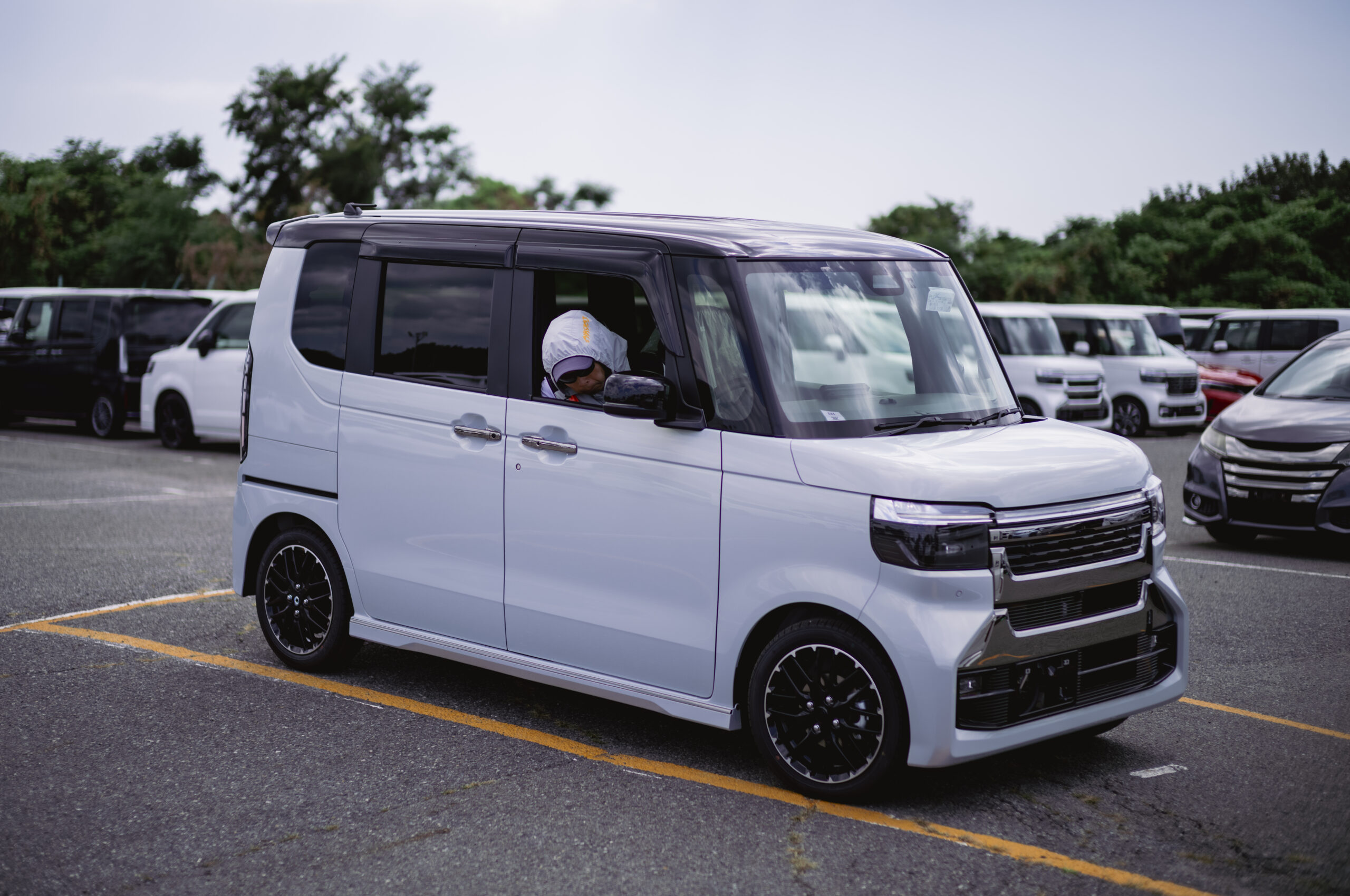 構内で保管・管理される車両とヤードの様子