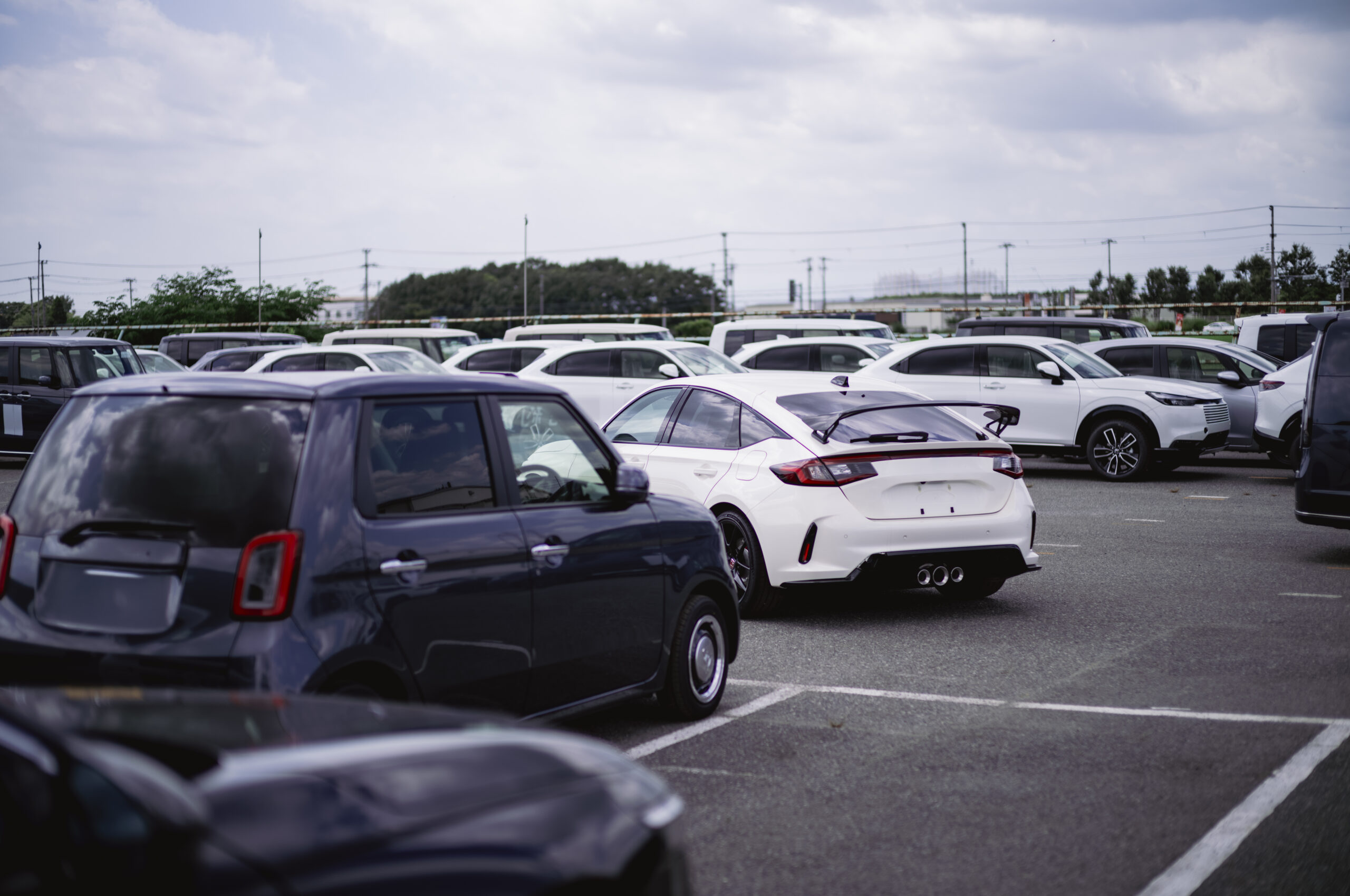 納車日ごとに整理された構内の車両
