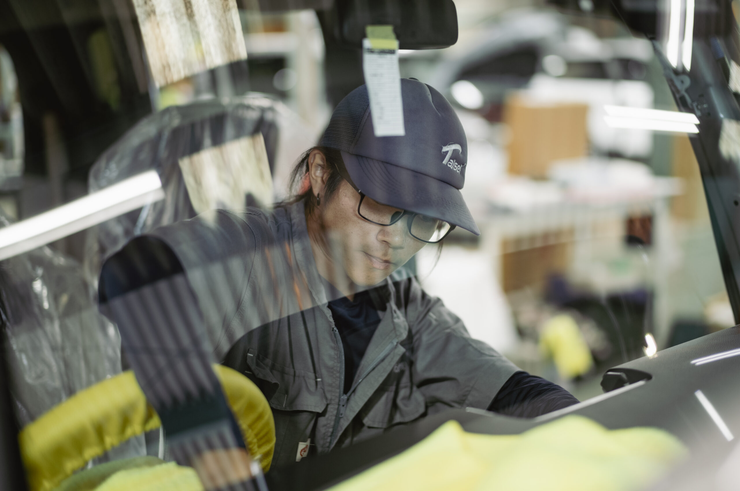 車内で用品取り付けに取り組むスタッフ