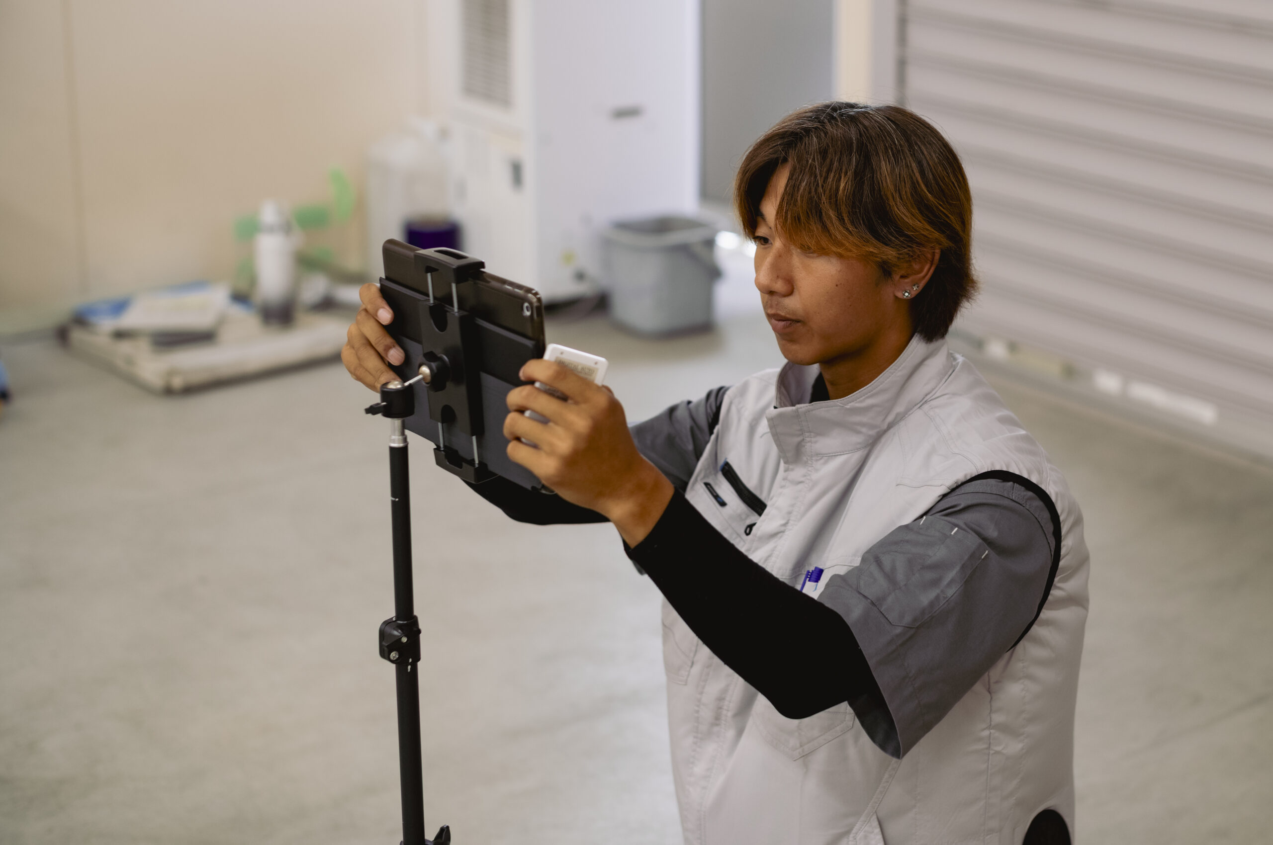 中古車の商品写真を撮影するスタッフ